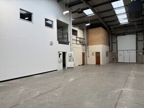 C5 West Ml, Gravesend for lease Interior Photo- Image 1 of 2