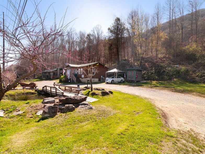 1369 Soco Rd, Maggie Valley, NC à vendre - Photo du bâtiment - Image 2 de 9