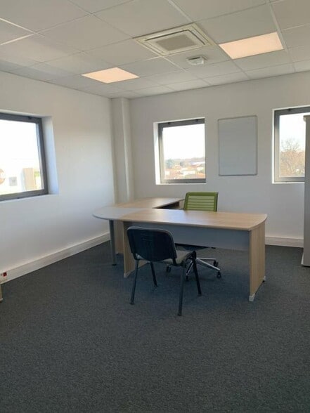 Office in Tresses for lease - Interior Photo - Image 2 of 6