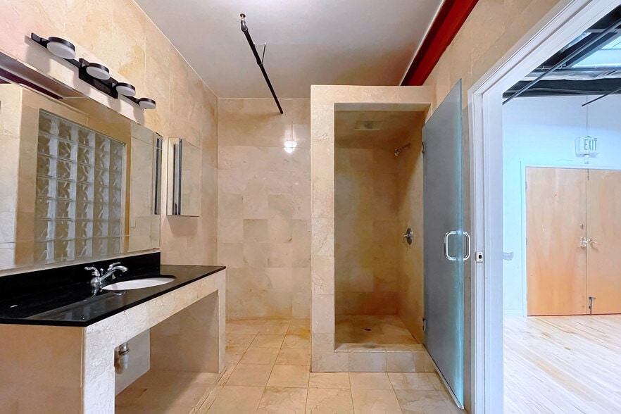 5401 W Alvern Cir, Los Angeles, CA for lease - Interior Photo - Image 3 of 14