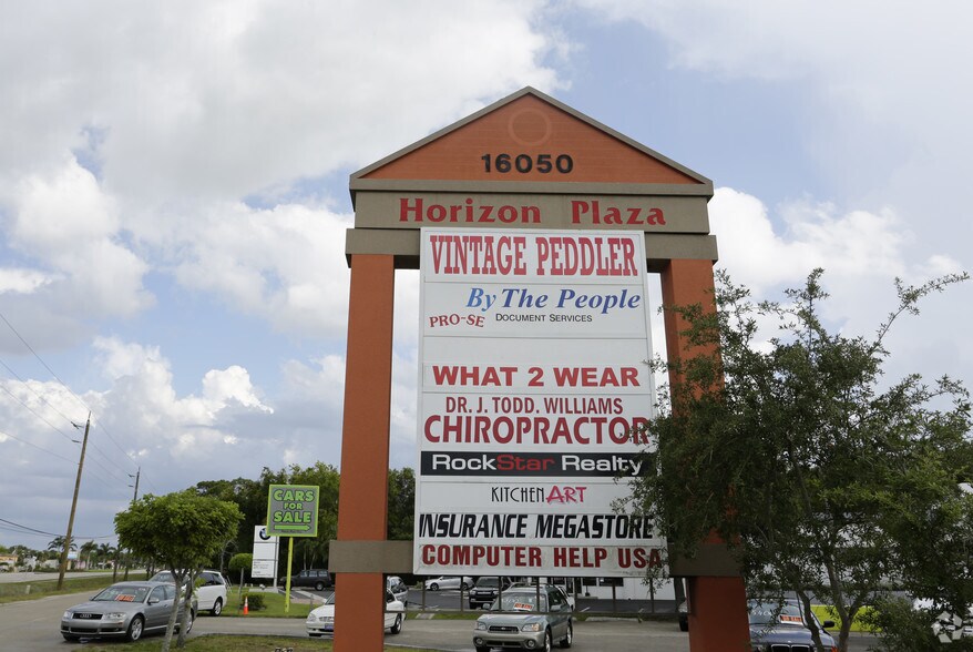 16050 S Tamiami Trl, Fort Myers, FL à louer - Photo du bâtiment - Image 2 de 4