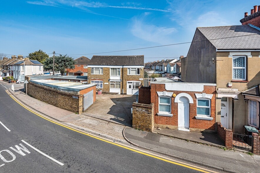 54-56 Dover Road East, Gravesend for lease - Primary Photo - Image 1 of 4