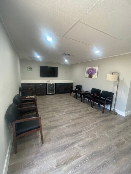 629 N Dixie Fwy, New Smyrna Beach, FL à louer - Hall d’entrée - Image 1 de 9