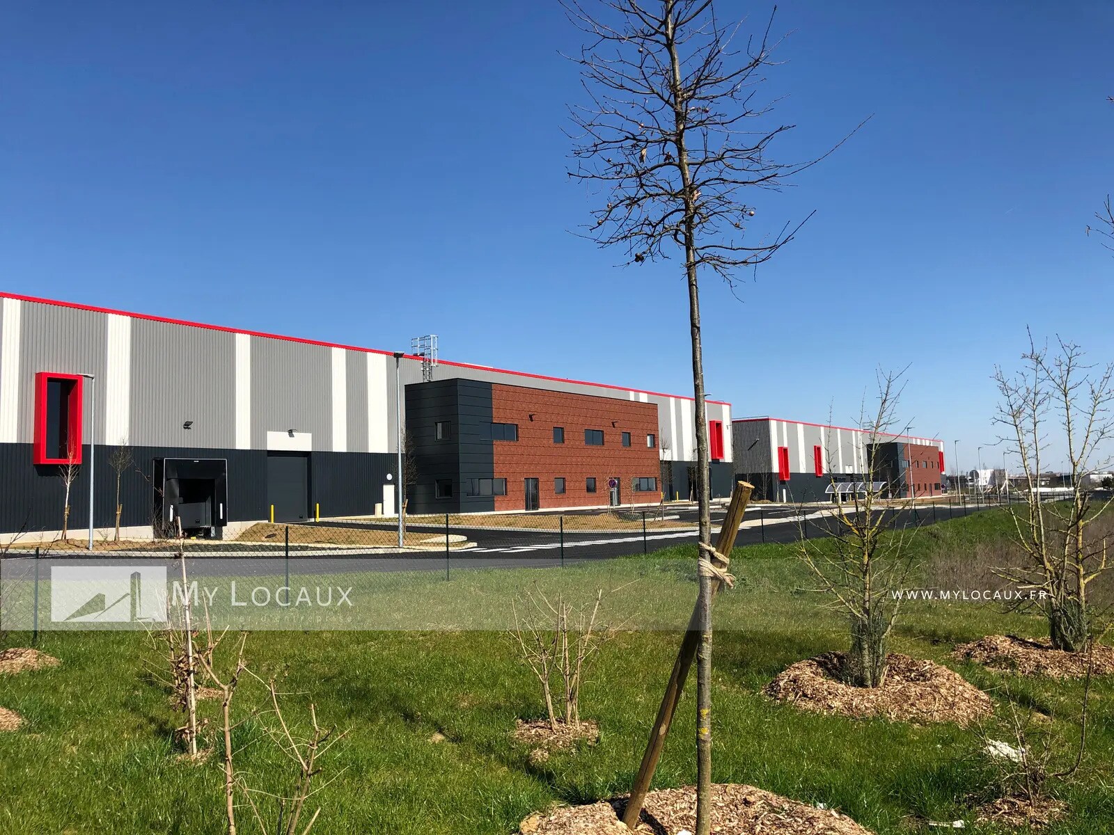 Industrial in Le Thillay for lease Building Photo- Image 1 of 8