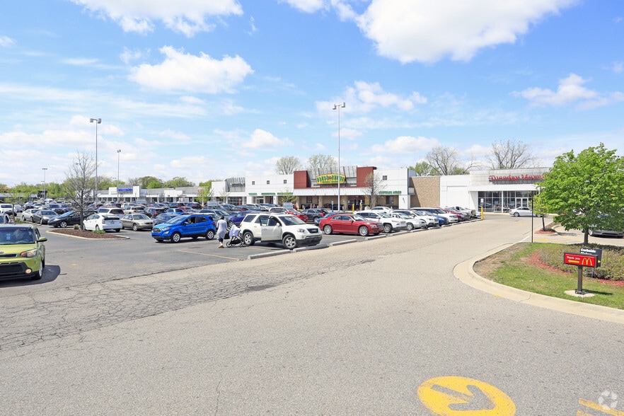 731-931 E Big Beaver Road, Troy, MI for lease - Primary Photo - Image 1 of 8