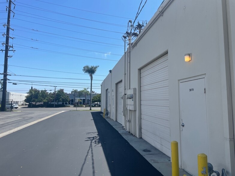 3615-3633 W Warner Ave, Santa Ana, CA for lease - Building Photo - Image 3 of 16