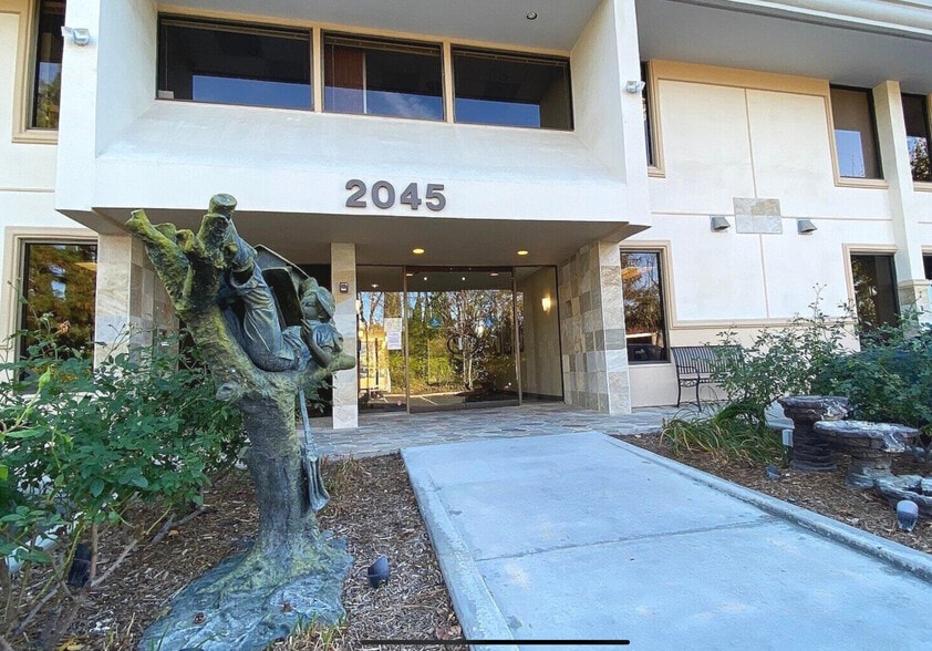 2045 Royal Ave, Simi Valley, CA for lease - Building Photo - Image 2 of 7