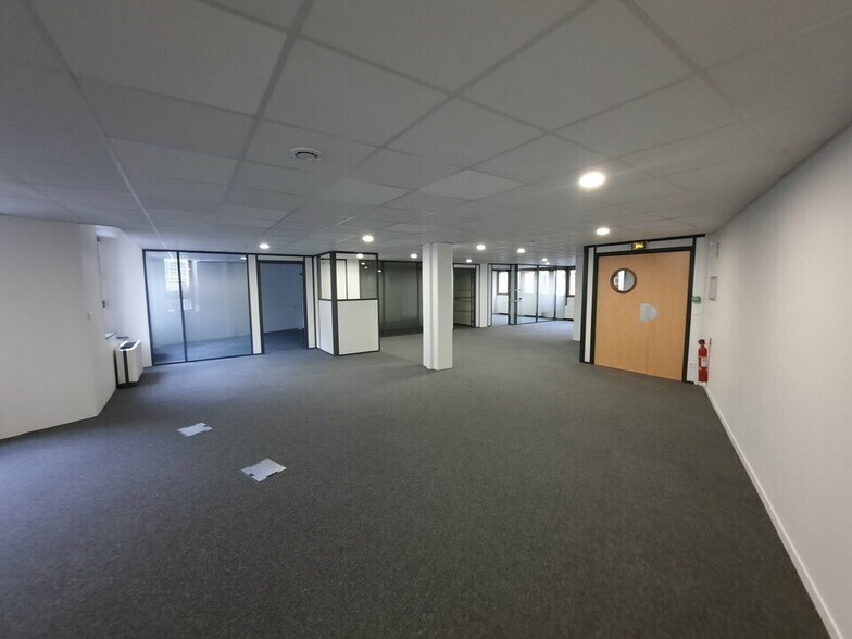 Office in Rouen for lease - Interior Photo - Image 2 of 15