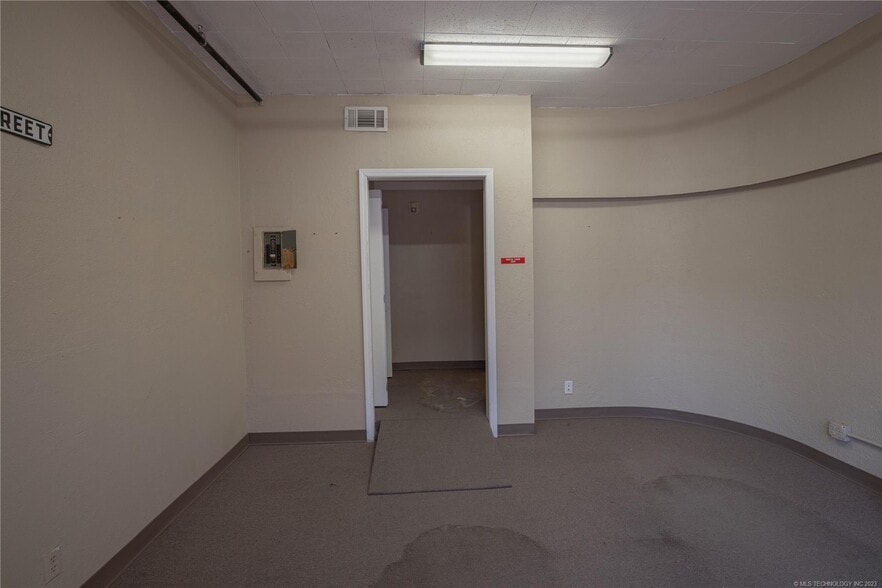 201 W Main St, Ardmore, OK for sale - Interior Photo - Image 3 of 11