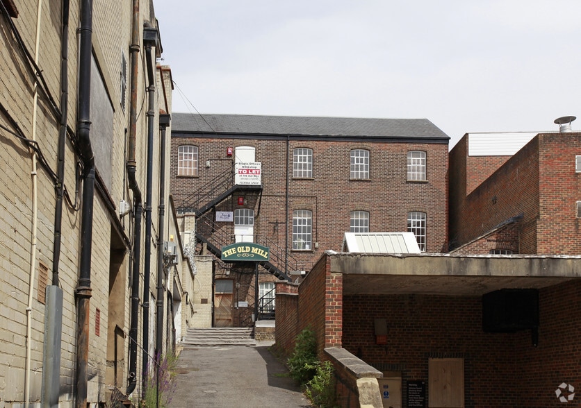 45 London Rd, East Grinstead à louer - Photo principale - Image 1 de 6