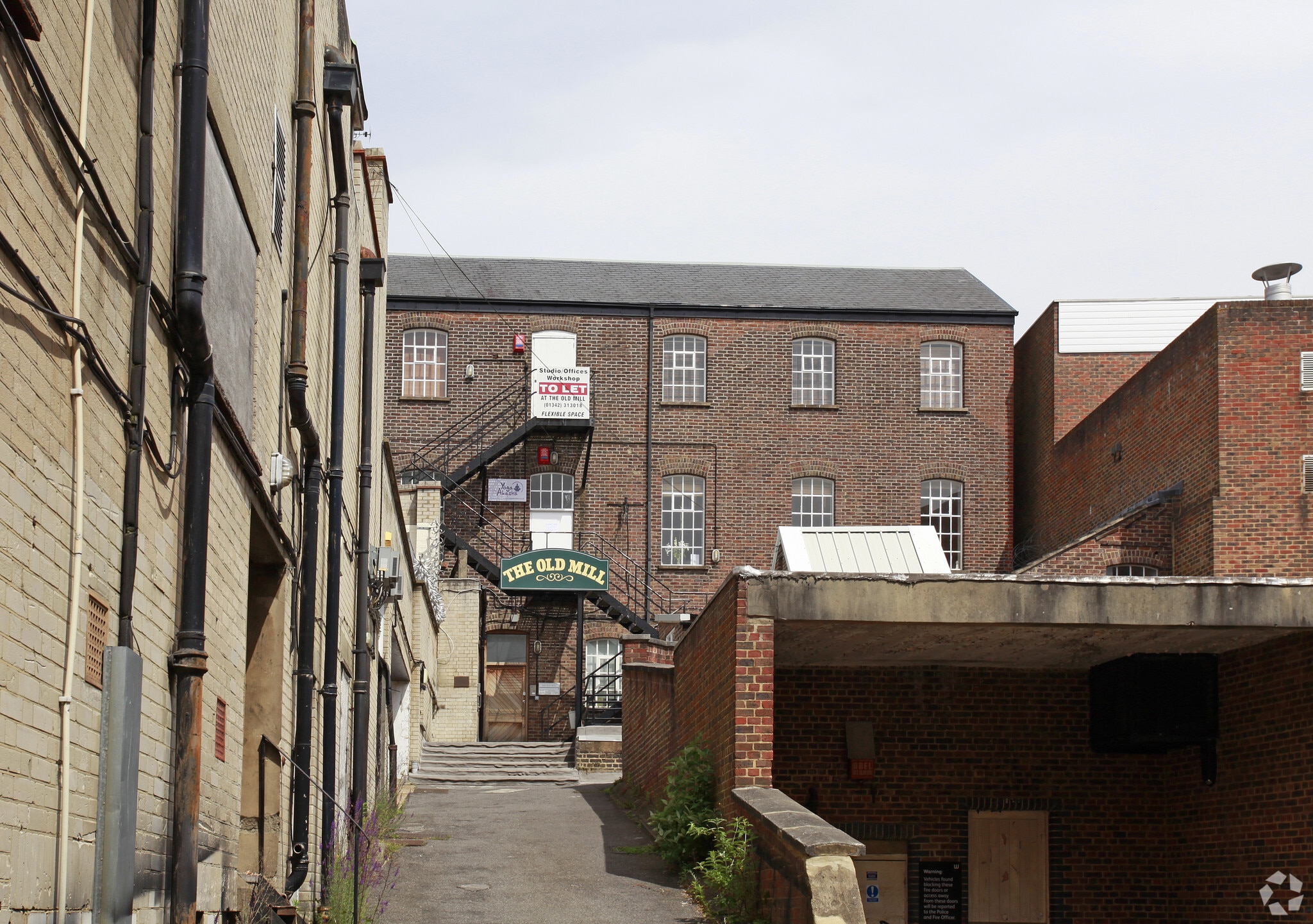 45 London Rd, East Grinstead for lease Primary Photo- Image 1 of 7