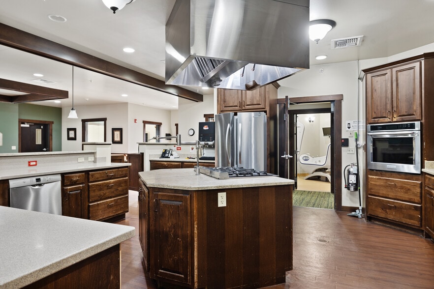 2475 Broadway N Ave, Red Lodge, MT for sale - Interior Photo - Image 3 of 9