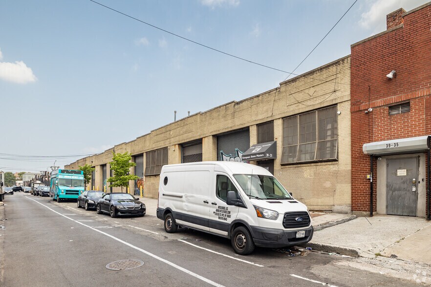 3921 22nd St, Long Island City, NY à louer - Photo du bâtiment - Image 3 de 5