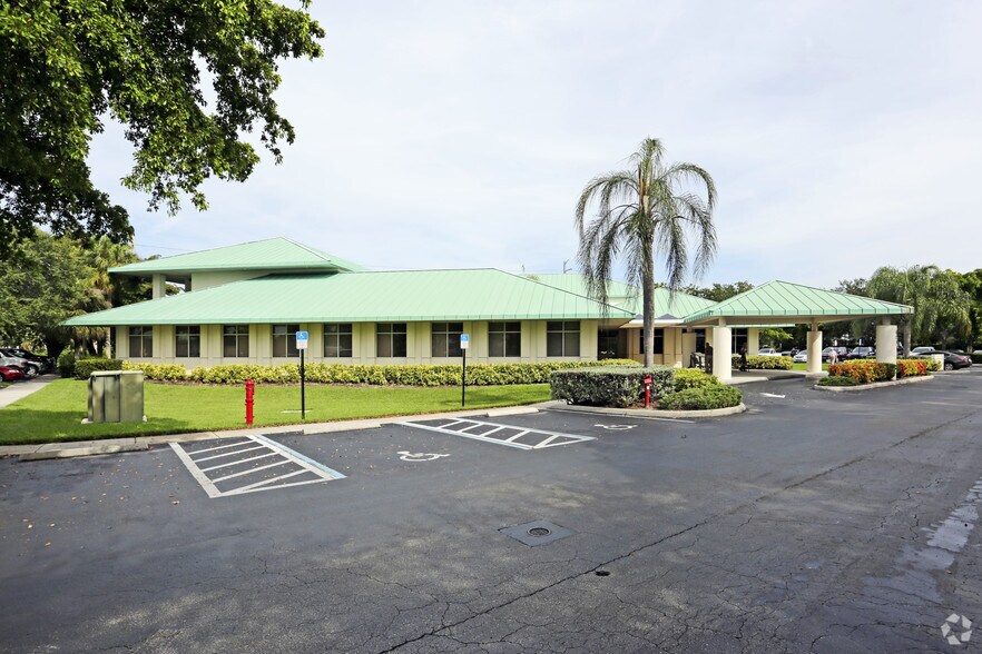 681 Goodlette Rd N, Naples, FL for sale - Building Photo - Image 2 of 33