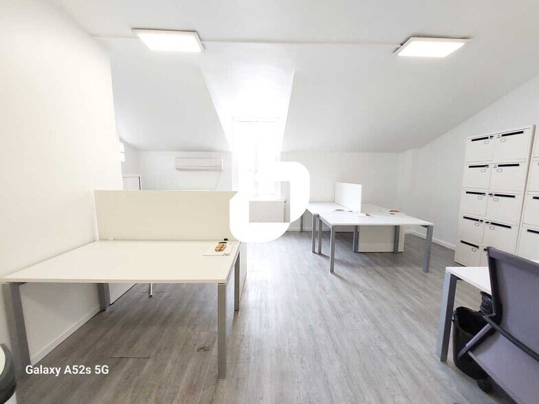 Office in Versailles for lease - Interior Photo - Image 2 of 5