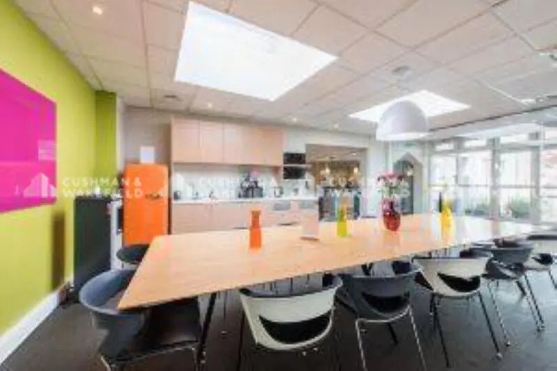 60 Avenue Charles De Gaulle, Neuilly-sur-Seine for lease - Interior Photo - Image 2 of 14