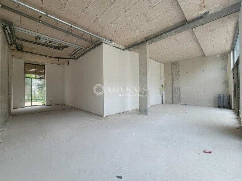 Retail in Saint-Denis for lease - Interior Photo - Image 2 of 5
