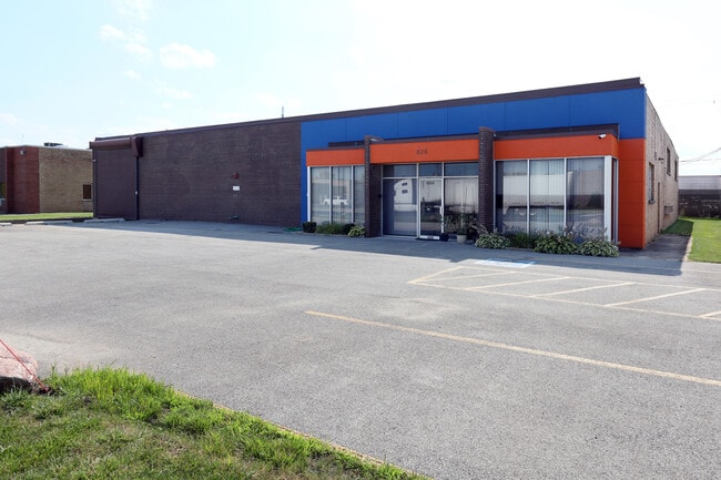 Plus de détails pour 820 Nicholas Blvd, Elk Grove Village, IL - Industriel à louer