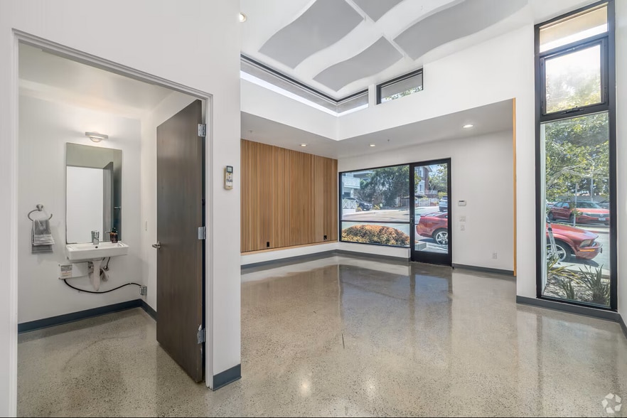 627 Aviation Way, Manhattan Beach, CA à louer - Photo du bâtiment - Image 1 de 27