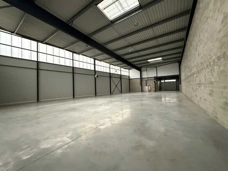 Flex in Stains for lease - Interior Photo - Image 2 of 11