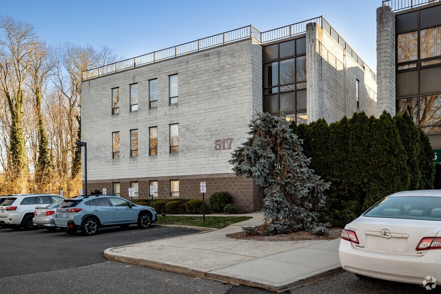 517 Route 111, Hauppauge, NY for lease - Building Photo - Image 3 of 5