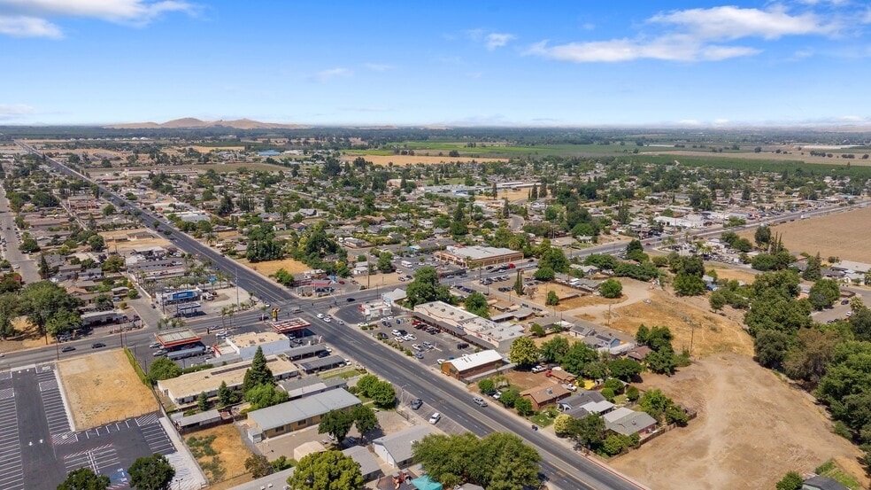 210 S Farmersville Blvd, Farmersville, CA à vendre - Photo du bâtiment - Image 3 de 20