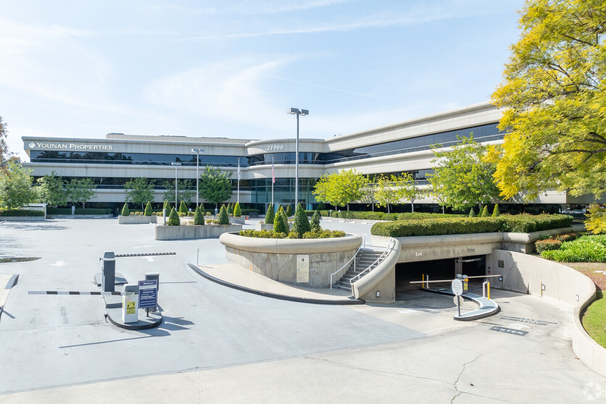 21900 Burbank, Woodland Hills, CA for lease Primary Photo- Image 1 of 36