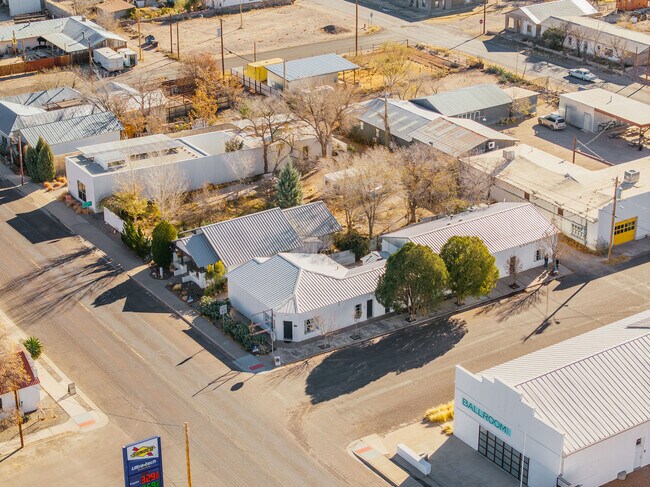 Plus de détails pour 200 E San Antonio St, Marfa, TX - Services hôteliers à vendre