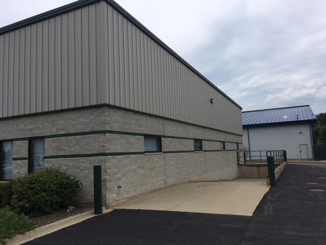 1510 Industrial Dr, Lake In The Hills, IL à louer - Photo du bâtiment - Image 2 de 7