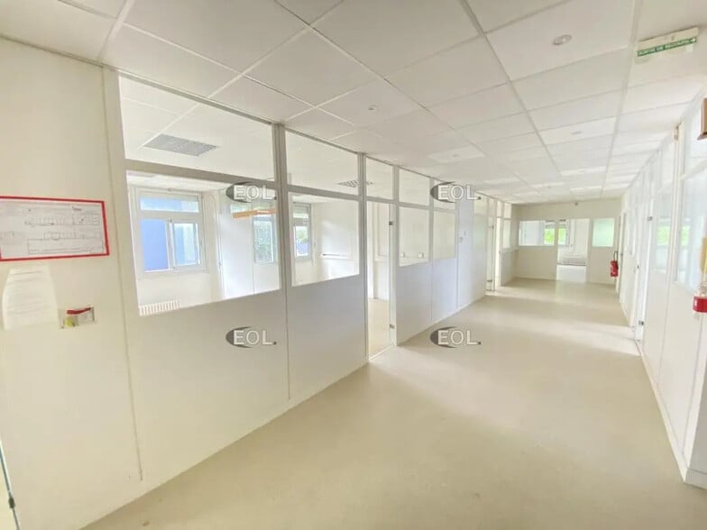 Office in Les Clayes-sous-Bois for lease - Interior Photo - Image 3 of 7