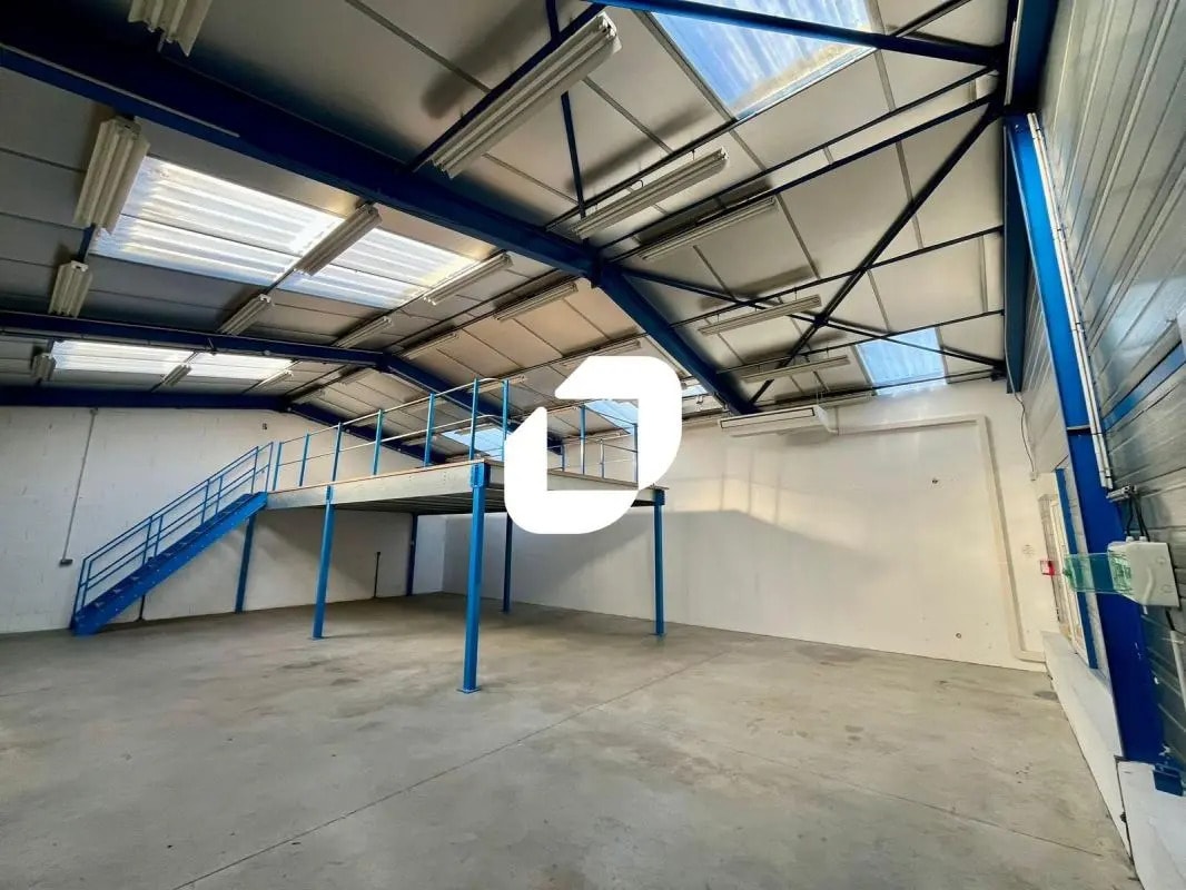 Office in Colombier-Saugnieu for lease Interior Photo- Image 1 of 11