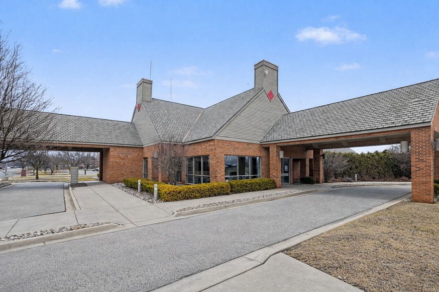 15555 Silver Pky, Fenton, MI for lease - Building Photo - Image 2 of 6