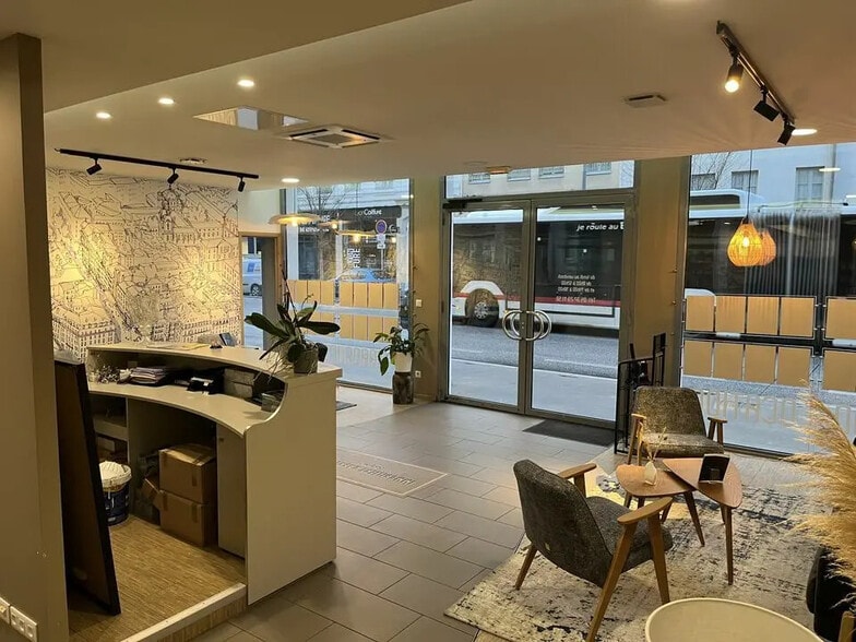 Retail in Lyon for lease - Lobby - Image 2 of 7