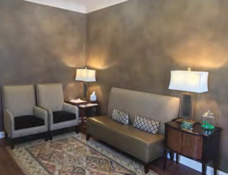 211 W Lexington Ave, High Point, NC à louer - Photo du bâtiment - Image 2 de 5