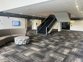 Plus de détails pour 375 Bishops Way, Brookfield, WI - Bureau, Industriel à louer