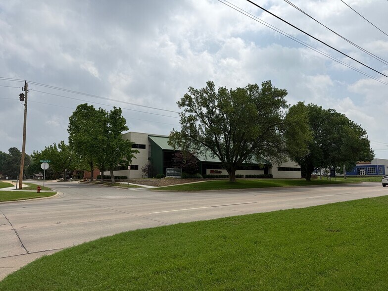 707 24th Ave SW, Norman, OK à vendre - Photo du bâtiment - Image 2 de 9