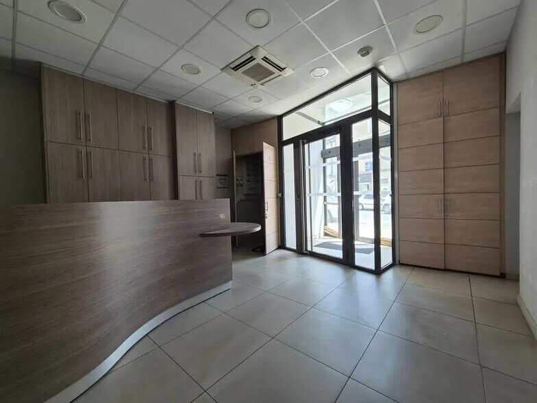 Retail in Lunel for lease - Interior Photo - Image 2 of 7