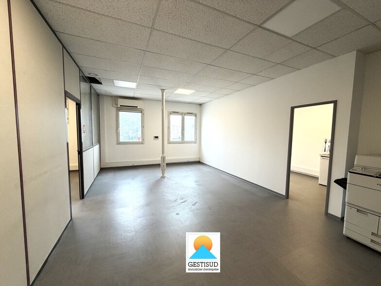 Office in Aubagne for sale - Building Photo - Image 2 of 5