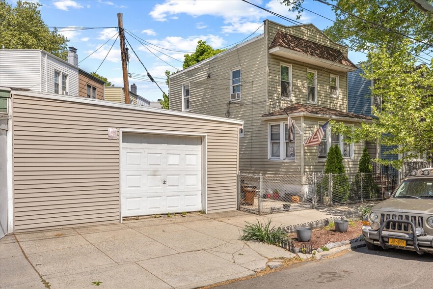 Queens Multifamily Portfolio portfolio of 3 properties for sale on LoopNet.ca - Primary Photo - Image 1 of 3