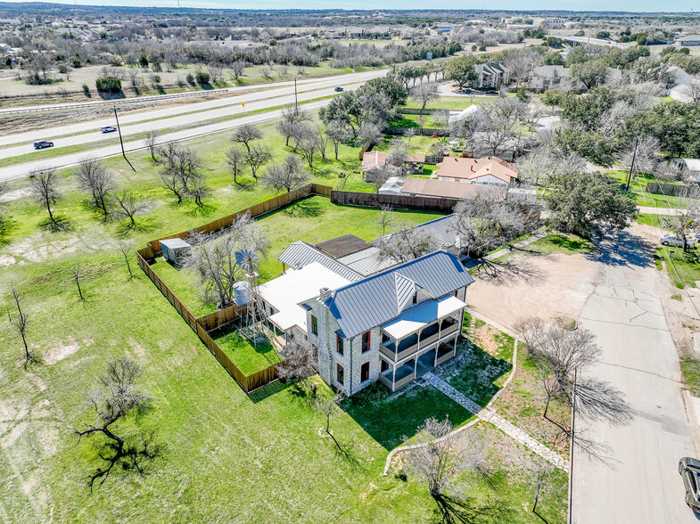 703 Spring St, Granbury, TX à vendre - Photo du bâtiment - Image 1 de 11