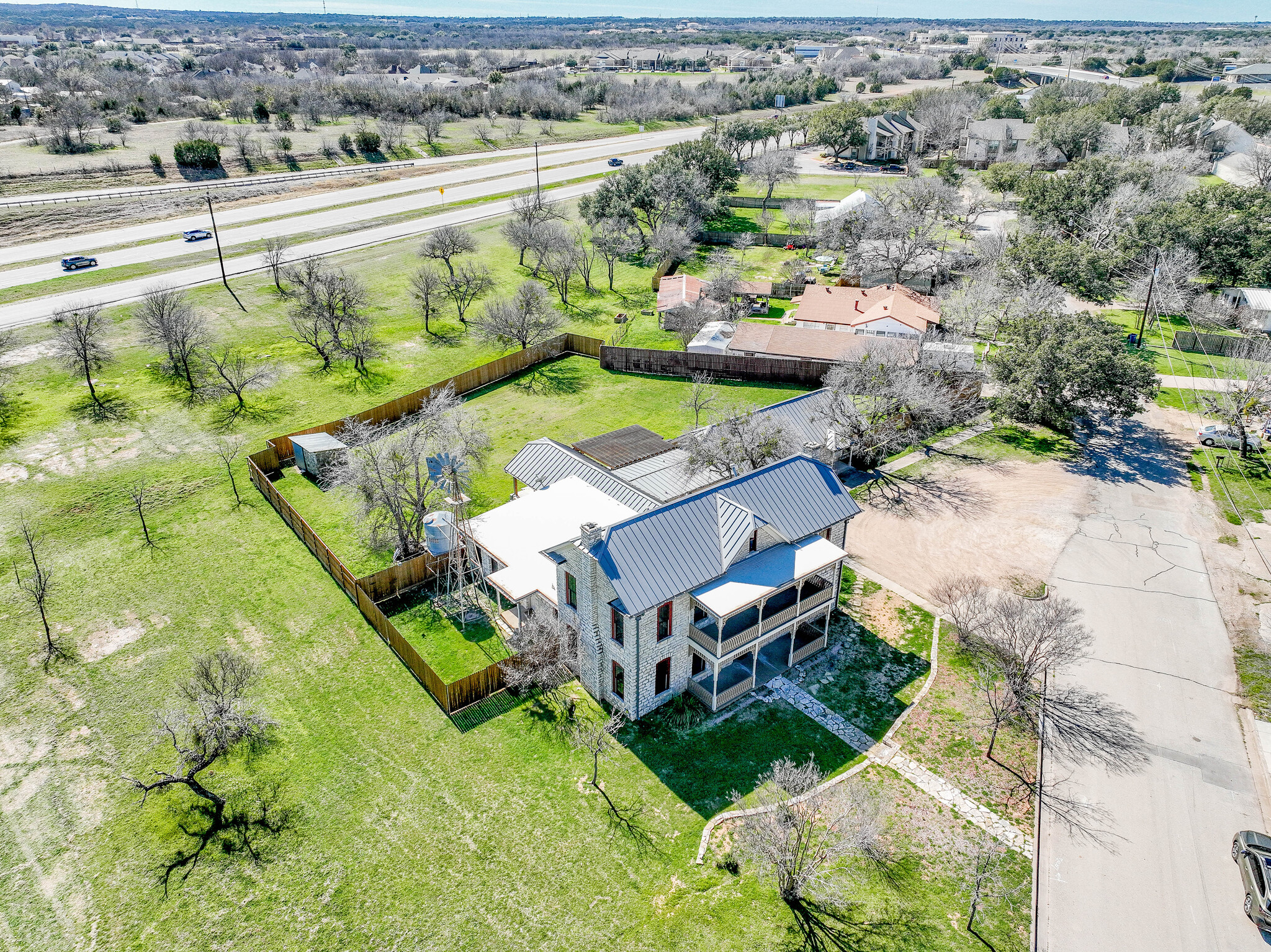 703 Spring St, Granbury, TX à vendre Photo du bâtiment- Image 1 de 12