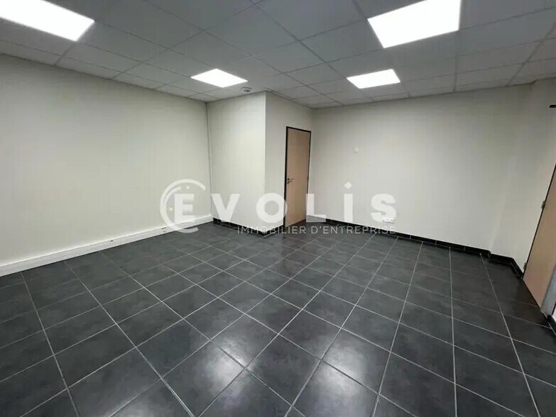 Flex in Meyzieu for lease - Interior Photo - Image 2 of 13