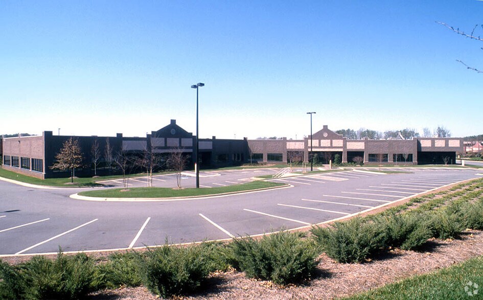 11390 Old Roswell Rd, Alpharetta, GA à louer - Photo du bâtiment - Image 3 de 7