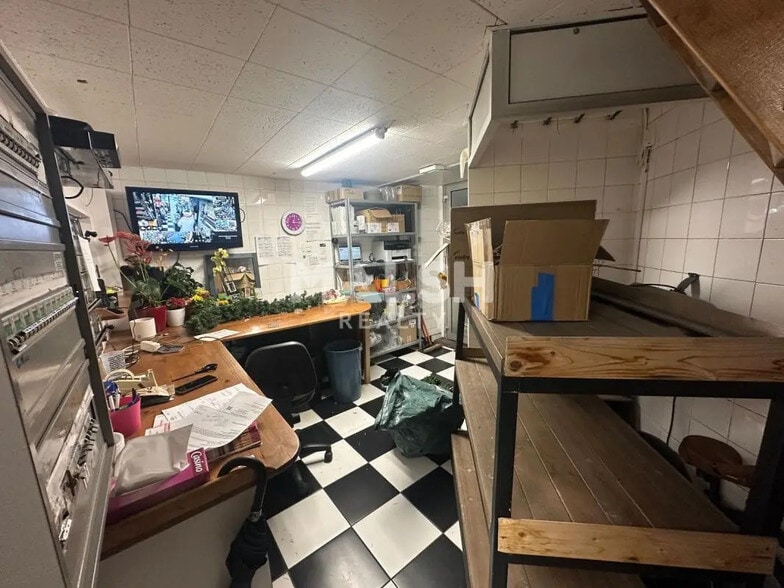 Retail in Lyon for lease - Interior Photo - Image 2 of 5