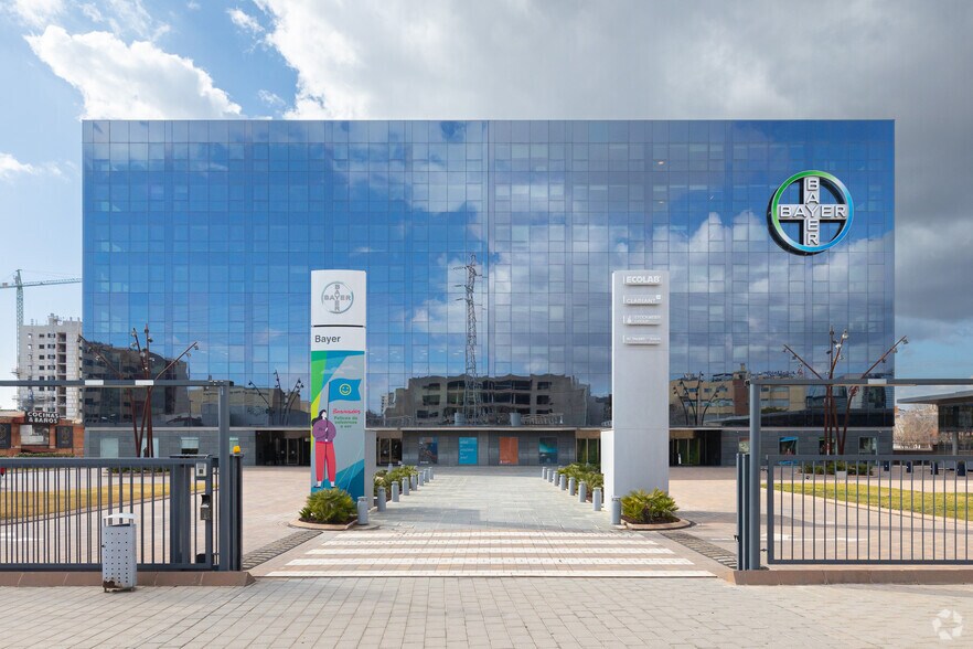 Avinguda Baix Llobregat, Sant Joan Despí, Barcelona à louer - Photo du bâtiment - Image 3 de 3