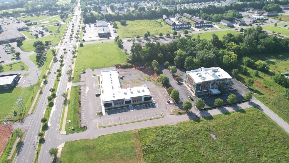 135 Chesapeake Ln, Clarksville, TN for lease - Building Photo - Image 2 of 16