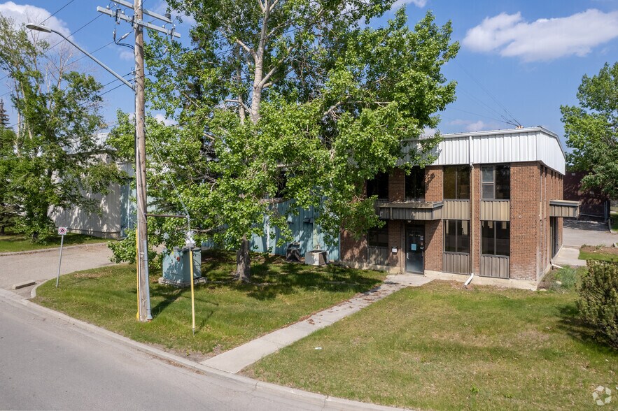 4710 78th Ave SE, Calgary, AB à vendre - Photo du bâtiment - Image 2 de 5