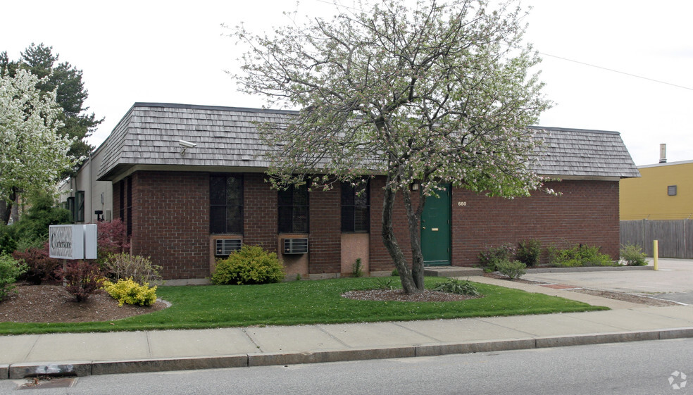 660 School St, Pawtucket, RI à vendre - Photo principale - Image 1 de 1