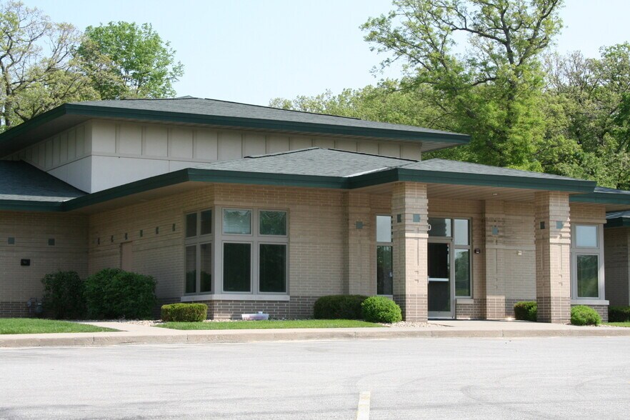 4650 42nd St NE, Cedar Rapids, IA à vendre - Photo du bâtiment - Image 1 de 6