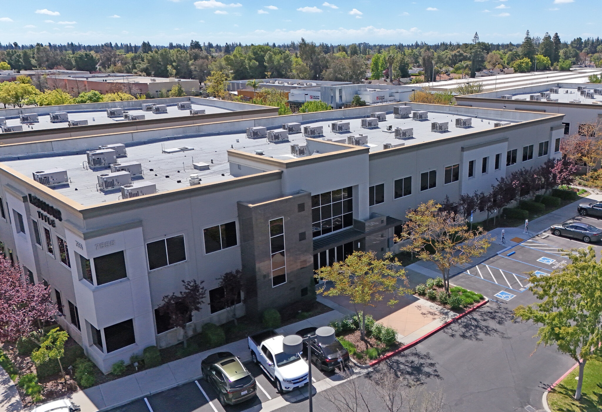 7555 N Palm Ave, Fresno, CA for lease Primary Photo- Image 1 of 7